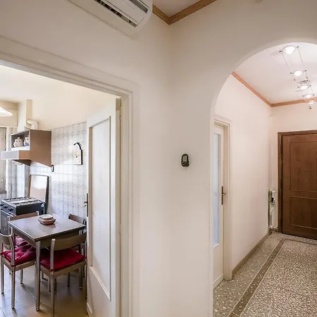 Prati Dei Papa Halldis Apartment